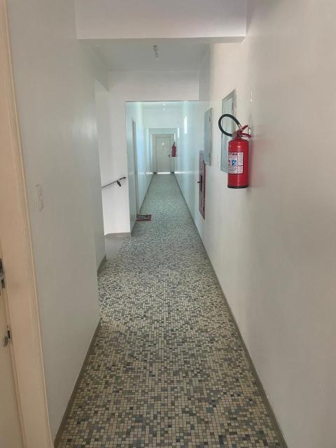 Excelente apartamento localizado no Centro de Santo André com uma área total de 98,00m2 com posto por sala living, dois dormitórios com armários embutidos, banheiro com box em Blindex, cozinha com pia em inox, área de serviços, quarto de empregada  e banheiro de empregada e uma vaga de garagem