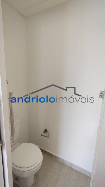 Apartamento residencial de alto padrão com 154m², localizado na Rua Carreiro de Pedra, nº 111. O imóvel conta com 3 suítes, 5 banheiros, 2 salas amplas, lavabo, cozinha planejada, área de serviço, escritório amplo e dependência com WC de empregada. Possui armários embutidos, closet, varanda e um agradável terraço gourmet com churrasqueira, ideal para receber.

O condomínio é completo e oferece infraestrutura de lazer e segurança, com portaria 24h, segurança patrimonial, piscina, academia, salão de festas, salão de jogos, sauna, playground e quadra poliesportiva. Conta ainda com elevador, gerador, interfone e garagem com 2 vagas cobertas.

Localização privilegiada, próxima a shoppings, escolas, transporte público e principais vias de acesso, facilitando o dia a dia. Região valorizada e com ampla oferta de comércios e serviços. 