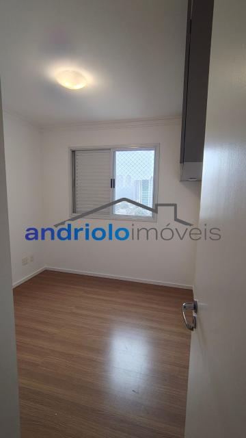  Apartamento residencial com 121m², localizado na Rua Carreiro de Pedra, nº 111, em condomínio completo e com excelente infraestrutura. O imóvel conta com 3 dormitórios, sendo 1 suíte, 3 banheiros, lavabo, 2 salas amplas, cozinha com armários, área de serviço. Possui armários embutidos, closet e um agradável terraço gourmet com churrasqueira.Ar condicionado na suite e sala.

O condomínio oferece lazer e segurança, com portaria, segurança patrimonial, piscina, academia, salão de festas, salão de jogos, sauna, playground e quadra poliesportiva. Conta ainda com gerador e 2 vagas de garagem cobertas rotativas.

Localização privilegiada, próxima a comércios, escolas, transporte público e principais vias de acesso, proporcionando praticidade e qualidade de vida.
