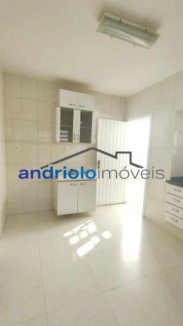 Excelente casa residencial terrea com 109 m² de área construída, ideal para quem busca conforto, praticidade e ambientes bem distribuídos.
O imóvel conta com 2 suítes, além de lavabo, 2 salas amplas, sendo uma de estar e outra de jantar, e uma aconchegante lareira, perfeita para os dias mais frios.
A cozinha possui armários planejados, e os dormitórios contam com armários embutidos, oferecendo excelente aproveitamento dos espaços. A casa dispõe ainda de área de serviço, entrada de serviço independente, edícula e um agradável quintal com churrasqueira e fogão e forno a lenha, ideal para reunir familiares e amigos.
Comporta 2 vagas de garagem cobertas.
Localização privilegiada, com fácil acesso às principais vias da região e próximo ao transporte público.

