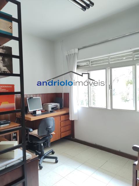 Localizada na Rua Vicente Leporace, esta ampla residência de 578m² oferece conforto e espaço ao ar livre repleto de verde. O imóvel conta com 5 dormitórios, sendo 2 suítes, além de 2 banheiros adicionais. Possui 3 salas espaçosas, uma sala de jantar e um escritório. A casa inclui uma área de serviço, armários embutidos e de cozinha, closet, despensa e uma entrada de serviço independente. Há também um dormitório de empregada e uma edícula.

No exterior, você encontrará um belo jardim e 4 vagas de garagem cobertas. O imóvel é equipado com ar condicionado e lavabo. Aceita financiamento e FGTS. Para mais informações e agendamento de visita, entre em contato conosco!