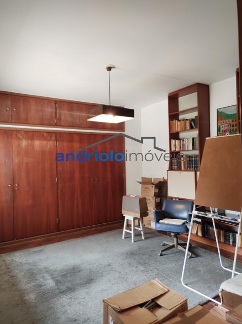 Localizada na Rua Vicente Leporace, esta ampla residência de 578m² oferece conforto e espaço ao ar livre repleto de verde. O imóvel conta com 5 dormitórios, sendo 2 suítes, além de 2 banheiros adicionais. Possui 3 salas espaçosas, uma sala de jantar e um escritório. A casa inclui uma área de serviço, armários embutidos e de cozinha, closet, despensa e uma entrada de serviço independente. Há também um dormitório de empregada e uma edícula.

No exterior, você encontrará um belo jardim e 4 vagas de garagem cobertas. O imóvel é equipado com ar condicionado e lavabo. Aceita financiamento e FGTS. Para mais informações e agendamento de visita, entre em contato conosco!