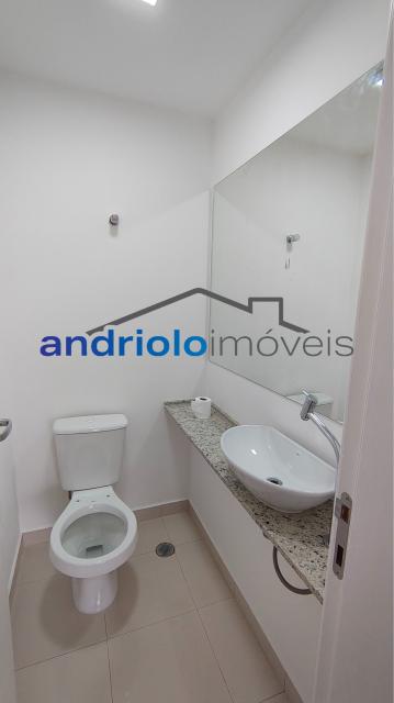 Este amplo apartamento residencial de 110m² oferece uma planta bem distribuída e ambientes aconchegantes, ideal para quem busca morar em um condomínio completo.
3 dormitórios, sendo 1 suíte
2 salas amplas (estar e jantar)
Varanda gourmet com churrasqueira a carvão
Cozinha com armários planejados
Área de serviço
Dependência de empregada com WC
Lavabo
Armários embutidos
4 banheiros no total
2 vagas de garagem cobertas + depósito no subsolo

Estrutura do condomínio:

Condomínio fechado com portaria 24h e segurança patrimonial
Piscina
Academia (sala de ginástica)
Quadra poliesportiva
Pista de cooper
Salão de festas
Salão de jogos
Sauna
Localização privilegiada:

Próximo a escolas e comercios
