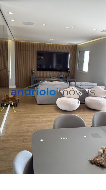 Excelente apartamento em condomínio fechado, com localização privilegiada, próximo a shopping centers, escolas e principais vias de acesso.

Destaques do imóvel:

2 dormitórios, sendo 2 suítes

3 banheiros

2 salas (estar e jantar)

Lavabo

Cozinha planejada com armários

Área de serviço

Varanda e terraço gourmet com churrasqueira

Closet e armários embutidos

Ar-condicionado

2 vagas cobertas de garagem (rotativas)

Sacada ampla e arejada

Lazer e infraestrutura do condomínio:

Piscina, sauna e salão de festas

Churrasqueira e espaço gourmet

Quadra poliesportiva, sala de ginástica e salão de jogos

Portaria 24h e segurança patrimonial

Elevador, gerador, interfone

Ambiente familiar e seguro

Condomínio com 23 andares e apenas 4 apartamentos por andar, garantindo privacidade e conforto.

Agende sua visita e venha conhecer seu novo lar!