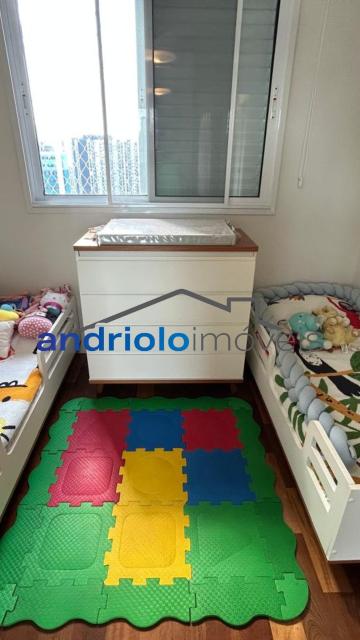Apartamento à venda com 121m², localizado na Rua Carreiro de Pedra, nº 111, em condomínio fechado com excelente infraestrutura e segurança.

O imóvel conta com 3 dormitórios, sendo 1 suíte, 4 banheiros, lavabo, 2 salas amplas, cozinha com armários, área de serviço, escritório e ar-condicionado. Possui armários embutidos, varanda, sacada e um excelente terraço gourmet com churrasqueira, ideal para receber amigos e família.

O condomínio oferece lazer completo, com portaria 24h, segurança patrimonial, piscina, academia, salão de festas, salão de jogos, sauna, playground e quadra poliesportiva. Torre com 23 andares, sendo 4 unidades por andar. Conta ainda com 2 vagas de garagem cobertas.

Localização privilegiada, próxima a shoppings, escolas, transporte público e principais vias de acesso, proporcionando comodidade e fácil deslocamento.

Aceita financiamento e uso de FGTS.