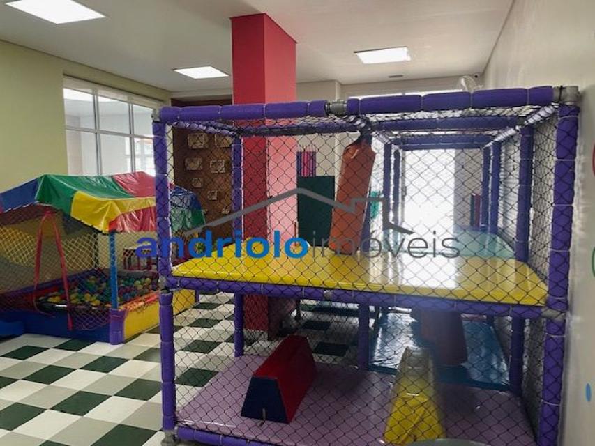 Apartamento sofisticado e mobiliado com requinte em condomínio fechado, ideal para quem busca conforto, praticidade e excelente localização. Com ambientes amplos, modernos e muito bem distribuídos, o imóvel oferece varanda gourmet , churrasqueira a carvão, terraço gourmet e ar-condicionado na varanda, sala e suite.
São 3 dormitórios, todos suítes, além de closet, escritório, lavabo, ampla sala de jantar e estar aconchegantes para receber familiares e amigos com muito estilo. A cozinha conta com armários planejados, área de serviço funcional.
O apartamento possui 2 vagas cobertas, depósito no subsolo e está localizado em andar alto.
O condomínio oferece infraestrutura completa com portaria 24 horas, piscina, sauna, salão de festas, salão de jogos, quadra poliesportiva, enfim lazer completo.
Localização privilegiada, próximo a shopping centers, escolas, transporte público e importantes vias de acesso.