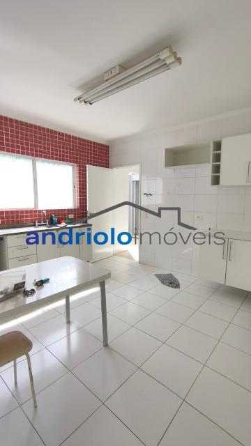 CASA RESIDENCIAL 184m²  com Area de Servico, Armario de Cozinha, Armario Embutido, Churrasqueira, Closet, Despensa, Entrada de Servico Independent, Quintal, Sala de Jantar, 3 Dormitórios, 1 Suites, 4 Banheiros, 2 Salas, 2 Vagas, 2 Garagem, Ar Condicionado, Lavabo, Cozinha, Dormitório Empregada, Garagem Coberta, Edicula, Vaga Coberta. Aceita financiamento. 