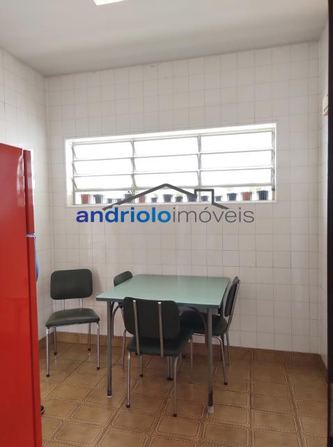 Localizada na Rua Vicente Leporace, esta ampla residência de 578m² oferece conforto e espaço ao ar livre repleto de verde. O imóvel conta com 5 dormitórios, sendo 2 suítes, além de 2 banheiros adicionais. Possui 3 salas espaçosas, uma sala de jantar e um escritório. A casa inclui uma área de serviço, armários embutidos e de cozinha, closet, despensa e uma entrada de serviço independente. Há também um dormitório de empregada e uma edícula.

No exterior, você encontrará um belo jardim e 4 vagas de garagem cobertas. O imóvel é equipado com ar condicionado e lavabo. Aceita financiamento e FGTS. Para mais informações e agendamento de visita, entre em contato conosco!