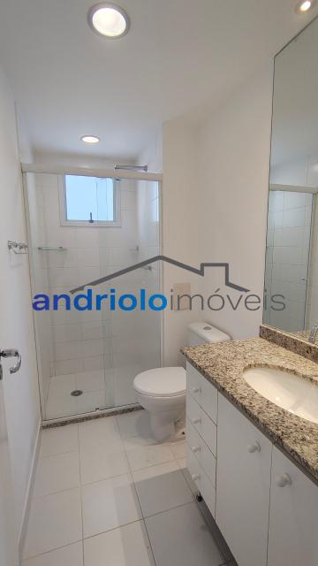  Apartamento residencial com 121m², localizado na Rua Carreiro de Pedra, nº 111, em condomínio completo e com excelente infraestrutura. O imóvel conta com 3 dormitórios, sendo 1 suíte, 3 banheiros, lavabo, 2 salas amplas, cozinha com armários, área de serviço. Possui armários embutidos, closet e um agradável terraço gourmet com churrasqueira.Ar condicionado na suite e sala.

O condomínio oferece lazer e segurança, com portaria, segurança patrimonial, piscina, academia, salão de festas, salão de jogos, sauna, playground e quadra poliesportiva. Conta ainda com gerador e 2 vagas de garagem cobertas rotativas.

Localização privilegiada, próxima a comércios, escolas, transporte público e principais vias de acesso, proporcionando praticidade e qualidade de vida.