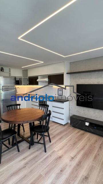 APARTAMENTO duplex de 50m², Perto de Shopping Center, Perto de escolas, Perto de transporte público, Perto de vias de acesso, Portaria 24h, apartamento mobiliado com sacada integrada a cozinha, armário de cozinha, armário embutido, 1 dormitório, 1 banheiro, sala, 1 vaga de garagem, ar condicionado, porta com senha eletrônica + fechadura tetra, geladeira com freezer, micro-ondas, forninho elétrico, cooktop 2 bocas, Filtro, tv de 65 polegadas novinha, Mesa em madeira com 4 cadeiras em madeira maciça, sofá cama novo sem uso, cortinas black out, tv de 42 polegadas no quarto, cama e colchão novos, ducha Deca, box em vidro. Area do condomínio: piscina, academia com aparelhos Life fitness, lavanderia coletiva, sauna, solariim e sala de yoga. Há serviço de arrumação todos os dias: louça lavada/ cama feita/ feita lixo/ varre o apto.( já está incluso no condomínio).