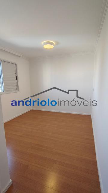  Apartamento residencial com 121m², localizado na Rua Carreiro de Pedra, nº 111, em condomínio completo e com excelente infraestrutura. O imóvel conta com 3 dormitórios, sendo 1 suíte, 3 banheiros, lavabo, 2 salas amplas, cozinha com armários, área de serviço. Possui armários embutidos, closet e um agradável terraço gourmet com churrasqueira.Ar condicionado na suite e sala.

O condomínio oferece lazer e segurança, com portaria, segurança patrimonial, piscina, academia, salão de festas, salão de jogos, sauna, playground e quadra poliesportiva. Conta ainda com gerador e 2 vagas de garagem cobertas rotativas.

Localização privilegiada, próxima a comércios, escolas, transporte público e principais vias de acesso, proporcionando praticidade e qualidade de vida.