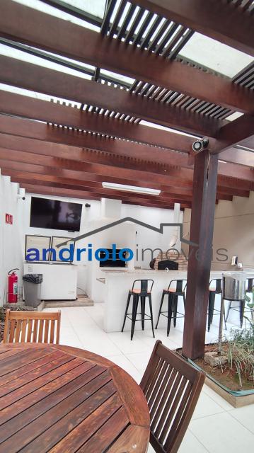 Este amplo apartamento residencial de 110m² oferece uma planta bem distribuída e ambientes aconchegantes, ideal para quem busca morar em um condomínio completo.
3 dormitórios, sendo 1 suíte
2 salas amplas (estar e jantar)
Varanda gourmet com churrasqueira a carvão
Cozinha com armários planejados
Área de serviço
Dependência de empregada com WC
Lavabo
Armários embutidos
4 banheiros no total
2 vagas de garagem cobertas + depósito no subsolo

Estrutura do condomínio:

Condomínio fechado com portaria 24h e segurança patrimonial
Piscina
Academia (sala de ginástica)
Quadra poliesportiva
Pista de cooper
Salão de festas
Salão de jogos
Sauna
Localização privilegiada:

Próximo a escolas e comercios
