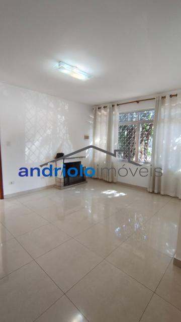 Excelente casa residencial terrea com 109 m² de área construída, ideal para quem busca conforto, praticidade e ambientes bem distribuídos.
O imóvel conta com 2 suítes, além de lavabo, 2 salas amplas, sendo uma de estar e outra de jantar, e uma aconchegante lareira, perfeita para os dias mais frios.
A cozinha possui armários planejados, e os dormitórios contam com armários embutidos, oferecendo excelente aproveitamento dos espaços. A casa dispõe ainda de área de serviço, entrada de serviço independente, edícula e um agradável quintal com churrasqueira e fogão e forno a lenha, ideal para reunir familiares e amigos.
Comporta 2 vagas de garagem cobertas.
Localização privilegiada, com fácil acesso às principais vias da região e próximo ao transporte público.
