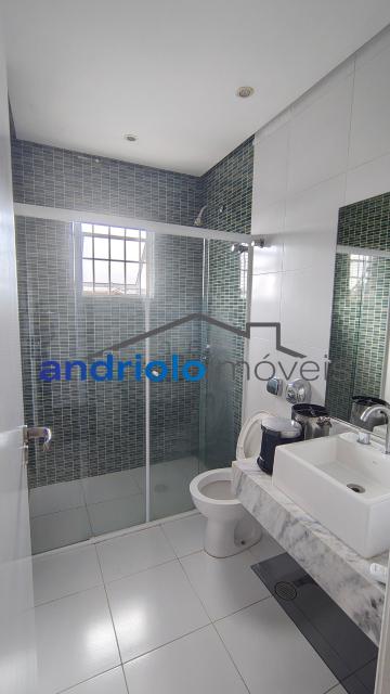 CASA RESIDENCIAL 184m²  com Area de Servico, Armario de Cozinha, Armario Embutido, Churrasqueira, Closet, Despensa, Entrada de Servico Independent, Quintal, Sala de Jantar, 3 Dormitórios, 1 Suites, 4 Banheiros, 2 Salas, 2 Vagas, 2 Garagem, Ar Condicionado, Lavabo, Cozinha, Dormitório Empregada, Garagem Coberta, Edicula, Vaga Coberta. Aceita financiamento. 