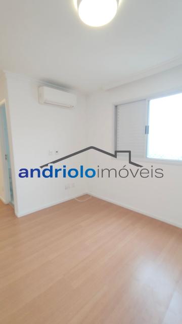  Apartamento residencial com 121m², localizado na Rua Carreiro de Pedra, nº 111, em condomínio completo e com excelente infraestrutura. O imóvel conta com 3 dormitórios, sendo 1 suíte, 3 banheiros, lavabo, 2 salas amplas, cozinha com armários, área de serviço. Possui armários embutidos, closet e um agradável terraço gourmet com churrasqueira.Ar condicionado na suite e sala.

O condomínio oferece lazer e segurança, com portaria, segurança patrimonial, piscina, academia, salão de festas, salão de jogos, sauna, playground e quadra poliesportiva. Conta ainda com gerador e 2 vagas de garagem cobertas rotativas.

Localização privilegiada, próxima a comércios, escolas, transporte público e principais vias de acesso, proporcionando praticidade e qualidade de vida.