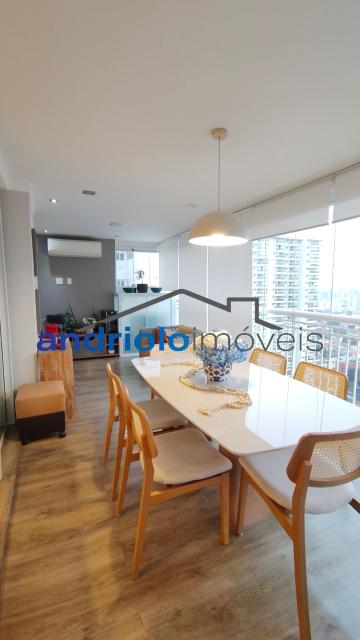 Apartamento sofisticado e mobiliado com requinte em condomínio fechado, ideal para quem busca conforto, praticidade e excelente localização. Com ambientes amplos, modernos e muito bem distribuídos, o imóvel oferece varanda gourmet , churrasqueira a carvão, terraço gourmet e ar-condicionado na varanda, sala e suite.
São 3 dormitórios, todos suítes, além de closet, escritório, lavabo, ampla sala de jantar e estar aconchegantes para receber familiares e amigos com muito estilo. A cozinha conta com armários planejados, área de serviço funcional.
O apartamento possui 2 vagas cobertas, depósito no subsolo e está localizado em andar alto.
O condomínio oferece infraestrutura completa com portaria 24 horas, piscina, sauna, salão de festas, salão de jogos, quadra poliesportiva, enfim lazer completo.
Localização privilegiada, próximo a shopping centers, escolas, transporte público e importantes vias de acesso.
