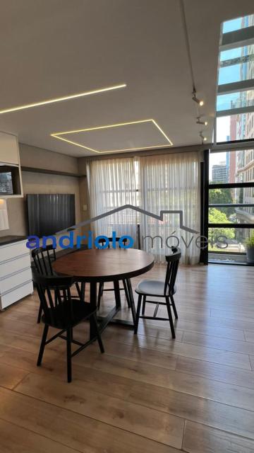 APARTAMENTO duplex de 50m², Perto de Shopping Center, Perto de escolas, Perto de transporte público, Perto de vias de acesso, Portaria 24h, apartamento mobiliado com sacada integrada a cozinha, armário de cozinha, armário embutido, 1 dormitório, 1 banheiro, sala, 1 vaga de garagem, ar condicionado, porta com senha eletrônica + fechadura tetra, geladeira com freezer, micro-ondas, forninho elétrico, cooktop 2 bocas, Filtro, tv de 65 polegadas novinha, Mesa em madeira com 4 cadeiras em madeira maciça, sofá cama novo sem uso, cortinas black out, tv de 42 polegadas no quarto, cama e colchão novos, ducha Deca, box em vidro. Area do condomínio: piscina, academia com aparelhos Life fitness, lavanderia coletiva, sauna, solariim e sala de yoga. Há serviço de arrumação todos os dias: louça lavada/ cama feita/ feita lixo/ varre o apto.( já está incluso no condomínio).