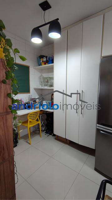 APARTAMENTO RESIDENCIAL 138m²  
Se você procura conforto e praticidade, este apartamento é a escolha ideal! Com 3 suítes, o imóvel é repleto de armários planejados, acabamentos de otima qualidade. Localizado em um condomínio clube, próximo à estação de metro Alto da Boa Vista, com fácil acesso às principais avenidas da região. Características do Imóvel: 3 suítes, area de serviço com armários planejados, Cozinha equipada com armários planejados e geladeira, Dormitórios com armários embutidos, Terraço Gourmet com churrasqueira, Depósito no subsolo, Sala de jantar e estar aconchegantes, Ar condicionado para maior conforto, Lavabo, 2 vagas de garagem cobertas Área Comum do Condomínio: Duas piscinas sendo uma aquecida, Playground para as crianças, Quadra poliesportiva, Sala de ginástica, Segurança patrimonial 24h, Salão de festas e salão de jogos, Sauna.
