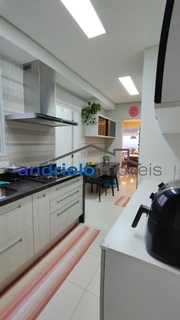Apartamento sofisticado e mobiliado com requinte em condomínio fechado, ideal para quem busca conforto, praticidade e excelente localização. Com ambientes amplos, modernos e muito bem distribuídos, o imóvel oferece varanda gourmet , churrasqueira a carvão, terraço gourmet e ar-condicionado na varanda, sala e suite.
São 3 dormitórios, todos suítes, além de closet, escritório, lavabo, ampla sala de jantar e estar aconchegantes para receber familiares e amigos com muito estilo. A cozinha conta com armários planejados, área de serviço funcional.
O apartamento possui 2 vagas cobertas, depósito no subsolo e está localizado em andar alto.
O condomínio oferece infraestrutura completa com portaria 24 horas, piscina, sauna, salão de festas, salão de jogos, quadra poliesportiva, enfim lazer completo.
Localização privilegiada, próximo a shopping centers, escolas, transporte público e importantes vias de acesso.