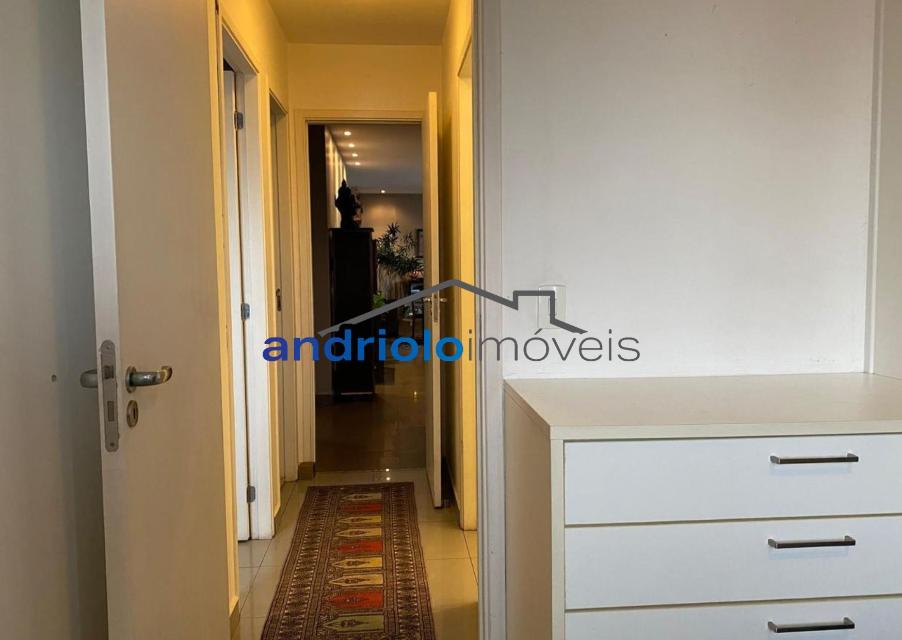 Ótimo apartamento com 121 m², localizado em uma das regiões mais valorizadas da Granja Julieta, na Rua do Carreiro de Pedra, 111, em condomínio clube com infraestrutura completa, segurança e fácil acesso às principais vias da cidade.
O imóvel possui uma planta muito bem distribuída, com 3 dormitórios, sendo 1 suíte com closet, escritório, amplas salas de estar e jantar integradas, lavabo, 4 banheiros, cozinha planejada com armários, despensa, área de serviço, com ar condicionado.
A varanda gourmet com churrasqueira é perfeita para receber amigos e familiares, oferecendo um ambiente aconchegante e funcional.

Além dos armários planejados na cozinha e dormitórios.
O imóvel conta ainda com 2 vagas de garagem cobertas.