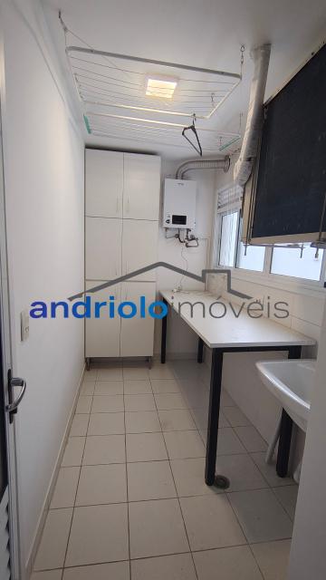  Apartamento residencial com 121m², localizado na Rua Carreiro de Pedra, nº 111, em condomínio completo e com excelente infraestrutura. O imóvel conta com 3 dormitórios, sendo 1 suíte, 3 banheiros, lavabo, 2 salas amplas, cozinha com armários, área de serviço. Possui armários embutidos, closet e um agradável terraço gourmet com churrasqueira.Ar condicionado na suite e sala.

O condomínio oferece lazer e segurança, com portaria, segurança patrimonial, piscina, academia, salão de festas, salão de jogos, sauna, playground e quadra poliesportiva. Conta ainda com gerador e 2 vagas de garagem cobertas rotativas.

Localização privilegiada, próxima a comércios, escolas, transporte público e principais vias de acesso, proporcionando praticidade e qualidade de vida.