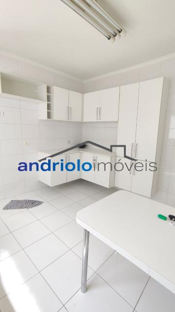 CASA RESIDENCIAL 184m²  com Area de Servico, Armario de Cozinha, Armario Embutido, Churrasqueira, Closet, Despensa, Entrada de Servico Independent, Quintal, Sala de Jantar, 3 Dormitórios, 1 Suites, 4 Banheiros, 2 Salas, 2 Vagas, 2 Garagem, Ar Condicionado, Lavabo, Cozinha, Dormitório Empregada, Garagem Coberta, Edicula, Vaga Coberta. Aceita financiamento. 