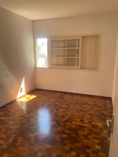 Excelente apartamento localizado no Centro de Santo André com uma área total de 98,00m2 com posto por sala living, dois dormitórios com armários embutidos, banheiro com box em Blindex, cozinha com pia em inox, área de serviços, quarto de empregada  e banheiro de empregada e uma vaga de garagem