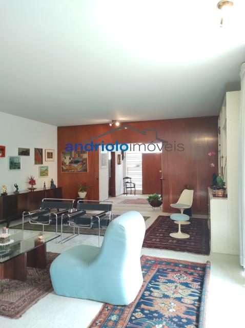 Localizada na Rua Vicente Leporace, esta ampla residência de 578m² oferece conforto e espaço ao ar livre repleto de verde. O imóvel conta com 5 dormitórios, sendo 2 suítes, além de 2 banheiros adicionais. Possui 3 salas espaçosas, uma sala de jantar e um escritório. A casa inclui uma área de serviço, armários embutidos e de cozinha, closet, despensa e uma entrada de serviço independente. Há também um dormitório de empregada e uma edícula.

No exterior, você encontrará um belo jardim e 4 vagas de garagem cobertas. O imóvel é equipado com ar condicionado e lavabo. Aceita financiamento e FGTS. Para mais informações e agendamento de visita, entre em contato conosco!