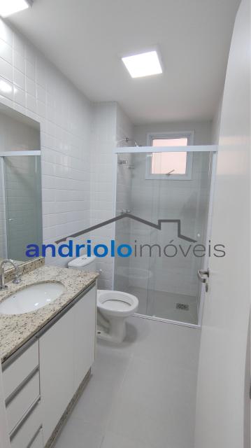 Este amplo apartamento residencial de 110m² oferece uma planta bem distribuída e ambientes aconchegantes, ideal para quem busca morar em um condomínio completo.
3 dormitórios, sendo 1 suíte
2 salas amplas (estar e jantar)
Varanda gourmet com churrasqueira a carvão
Cozinha com armários planejados
Área de serviço
Dependência de empregada com WC
Lavabo
Armários embutidos
4 banheiros no total
2 vagas de garagem cobertas + depósito no subsolo

Estrutura do condomínio:

Condomínio fechado com portaria 24h e segurança patrimonial
Piscina
Academia (sala de ginástica)
Quadra poliesportiva
Pista de cooper
Salão de festas
Salão de jogos
Sauna
Localização privilegiada:

Próximo a escolas e comercios