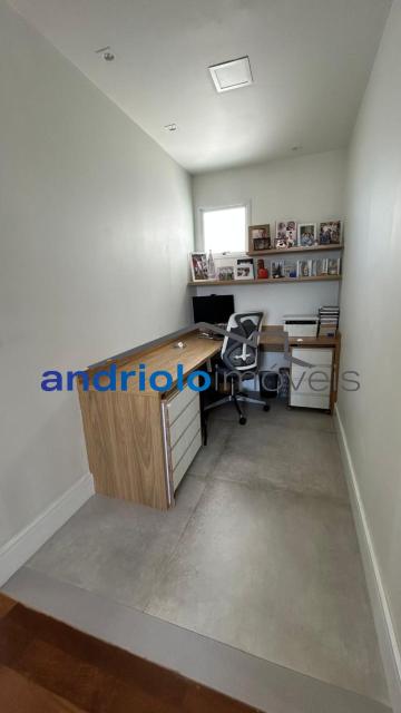 Apartamento à venda com 121m², localizado na Rua Carreiro de Pedra, nº 111, em condomínio fechado com excelente infraestrutura e segurança.

O imóvel conta com 3 dormitórios, sendo 1 suíte, 4 banheiros, lavabo, 2 salas amplas, cozinha com armários, área de serviço, escritório e ar-condicionado. Possui armários embutidos, varanda, sacada e um excelente terraço gourmet com churrasqueira, ideal para receber amigos e família.

O condomínio oferece lazer completo, com portaria 24h, segurança patrimonial, piscina, academia, salão de festas, salão de jogos, sauna, playground e quadra poliesportiva. Torre com 23 andares, sendo 4 unidades por andar. Conta ainda com 2 vagas de garagem cobertas.

Localização privilegiada, próxima a shoppings, escolas, transporte público e principais vias de acesso, proporcionando comodidade e fácil deslocamento.

Aceita financiamento e uso de FGTS.