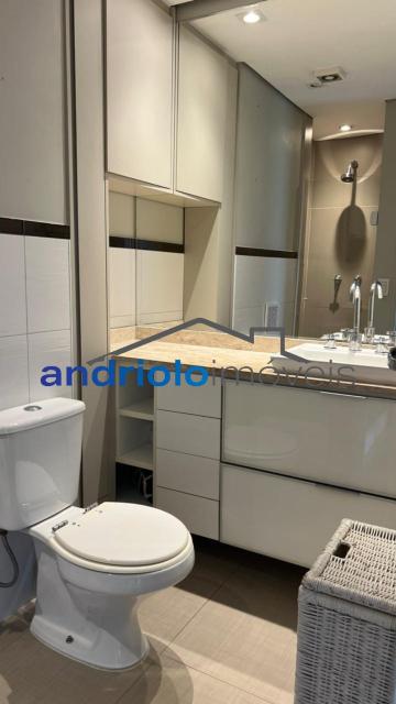 APARTAMENTO duplex de 50m², Perto de Shopping Center, Perto de escolas, Perto de transporte público, Perto de vias de acesso, Portaria 24h, apartamento mobiliado com sacada integrada a cozinha, armário de cozinha, armário embutido, 1 dormitório, 1 banheiro, sala, 1 vaga de garagem, ar condicionado, porta com senha eletrônica + fechadura tetra, geladeira com freezer, micro-ondas, forninho elétrico, cooktop 2 bocas, Filtro, tv de 65 polegadas novinha, Mesa em madeira com 4 cadeiras em madeira maciça, sofá cama novo sem uso, cortinas black out, tv de 42 polegadas no quarto, cama e colchão novos, ducha Deca, box em vidro. Area do condomínio: piscina, academia com aparelhos Life fitness, lavanderia coletiva, sauna, solariim e sala de yoga. Há serviço de arrumação todos os dias: louça lavada/ cama feita/ feita lixo/ varre o apto.( já está incluso no condomínio).