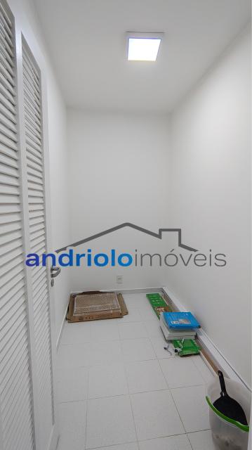 Este amplo apartamento residencial de 110m² oferece uma planta bem distribuída e ambientes aconchegantes, ideal para quem busca morar em um condomínio completo.
3 dormitórios, sendo 1 suíte
2 salas amplas (estar e jantar)
Varanda gourmet com churrasqueira a carvão
Cozinha com armários planejados
Área de serviço
Dependência de empregada com WC
Lavabo
Armários embutidos
4 banheiros no total
2 vagas de garagem cobertas + depósito no subsolo

Estrutura do condomínio:

Condomínio fechado com portaria 24h e segurança patrimonial
Piscina
Academia (sala de ginástica)
Quadra poliesportiva
Pista de cooper
Salão de festas
Salão de jogos
Sauna
Localização privilegiada:

Próximo a escolas e comercios