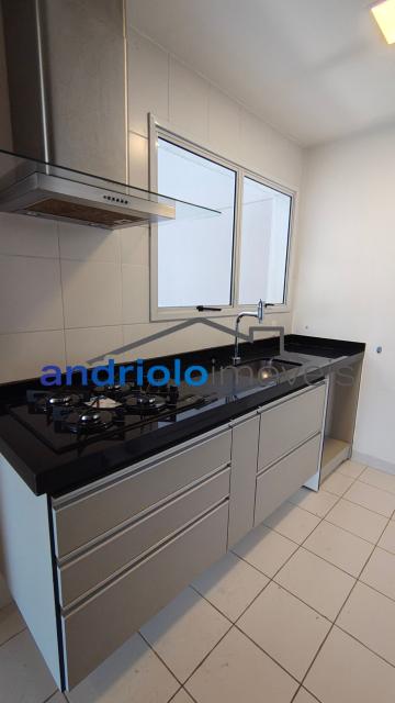  Apartamento residencial com 121m², localizado na Rua Carreiro de Pedra, nº 111, em condomínio completo e com excelente infraestrutura. O imóvel conta com 3 dormitórios, sendo 1 suíte, 3 banheiros, lavabo, 2 salas amplas, cozinha com armários, área de serviço. Possui armários embutidos, closet e um agradável terraço gourmet com churrasqueira.Ar condicionado na suite e sala.

O condomínio oferece lazer e segurança, com portaria, segurança patrimonial, piscina, academia, salão de festas, salão de jogos, sauna, playground e quadra poliesportiva. Conta ainda com gerador e 2 vagas de garagem cobertas rotativas.

Localização privilegiada, próxima a comércios, escolas, transporte público e principais vias de acesso, proporcionando praticidade e qualidade de vida.
