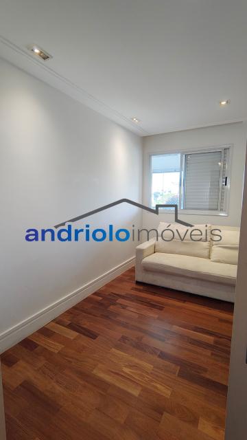 Este belíssimo apartamento residencial de 154m² oferece ambientes amplos, bem distribuídos e infraestrutura completa para toda a família.
O imóvel conta com 4 dormitórios, sendo 3 suítes. Um dos dormitórios foi adaptado para uma aconchegante sala de TV ou ate mesmo para receber visitas, proporcionando ainda mais conforto e versatilidade aos ambientes. Possui amplo closet, lavabo, 5 banheiros, sala de jantar e uma maravilhosa varanda gourmet com churrasqueira a carvão, ideal para receber amigos e familiares.
Conta ainda com ar-condicionado de primeira linha, recentemente substituído, garantindo maior eficiência, conforto térmico e modernidade ao imóvel. Além disso, possui armários embutidos, armários de cozinha, área de serviço, WC de empregada, cozinha funcional.
O condomínio oferece lazer completo, segurança e comodidade para toda a família:
O imóvel possui 2 vagas cobertas de garagem, com fácil acesso às principais vias da região, próximo a shopping centers, escolas e transporte 