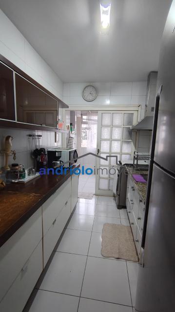 APARTAMENTO RESIDENCIAL 82m²  em Condominio fechado com toda área de lazer, churrasqueiras, piscina grande e bem estruturado, Perto de escolas, Perto de transporte público, Perto de vias de acesso, fácil acesso a Av. Washington Luis, Av. Interlagos, Marginal Pinheiros e a dez minutos do Aeroporto de Congonhas Portaria 24h, No apartamento há area de Servico, Armario de Cozinha, Armario Embutido, Despensa, Estuda Permuta com apartamento de menor valor, Piscina, Playground, Quadra PoliEsportiva, Sala de Ginastica, Sala de Jantar, Varanda, 3 Dormitórios, 2 Banheiros, 2 Salas, Lavabo, Cozinha, Salão de Festa, Elevador, Sauna, Interfone, Gerador, 1 Vaga Coberta. 