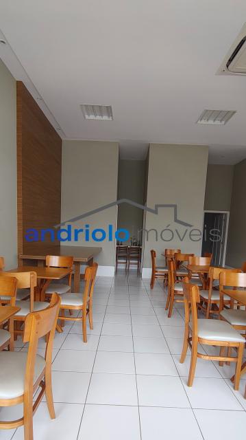 Este amplo apartamento residencial de 110m² oferece uma planta bem distribuída e ambientes aconchegantes, ideal para quem busca morar em um condomínio completo.
3 dormitórios, sendo 1 suíte
2 salas amplas (estar e jantar)
Varanda gourmet com churrasqueira a carvão
Cozinha com armários planejados
Área de serviço
Dependência de empregada com WC
Lavabo
Armários embutidos
4 banheiros no total
2 vagas de garagem cobertas + depósito no subsolo

Estrutura do condomínio:

Condomínio fechado com portaria 24h e segurança patrimonial
Piscina
Academia (sala de ginástica)
Quadra poliesportiva
Pista de cooper
Salão de festas
Salão de jogos
Sauna
Localização privilegiada:

Próximo a escolas e comercios