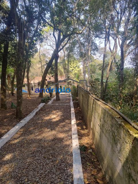 Desfrute do sossego e da tranquilidade nesta maravilhosa chácara, que oferece 600m² de construção em um terreno espaçoso de mais de 2500m². O imóvel conta com um quintal amplo e bem arborizado, ideal para quem aprecia um ambiente cercado pela natureza.

A chácara possui uma casa principal com 1 dormitório, 1 banheiro, cozinha, sala de jantar e estar. Dois amplos salões perfeitos para eventos e momentos de lazer com a família e amigos. Área externa é equipada com uma churrasqueira, ideal para confraternizações ao ar livre, sauna, adega, capela, oficina, e ainda conta com 4 chales com 1 dormitório, banheiro e salamandra. 

Se você está procurando um lugar para morar ouvindo o canto dos pássaros e imerso em verde, esta é a escolha perfeita. Agende sua visita e descubra a serenidade desta chácara. 