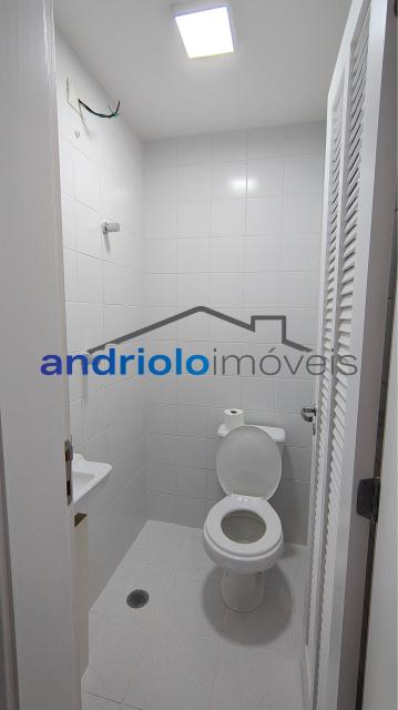 Este amplo apartamento residencial de 110m² oferece uma planta bem distribuída e ambientes aconchegantes, ideal para quem busca morar em um condomínio completo.
3 dormitórios, sendo 1 suíte
2 salas amplas (estar e jantar)
Varanda gourmet com churrasqueira a carvão
Cozinha com armários planejados
Área de serviço
Dependência de empregada com WC
Lavabo
Armários embutidos
4 banheiros no total
2 vagas de garagem cobertas + depósito no subsolo

Estrutura do condomínio:

Condomínio fechado com portaria 24h e segurança patrimonial
Piscina
Academia (sala de ginástica)
Quadra poliesportiva
Pista de cooper
Salão de festas
Salão de jogos
Sauna
Localização privilegiada:

Próximo a escolas e comercios