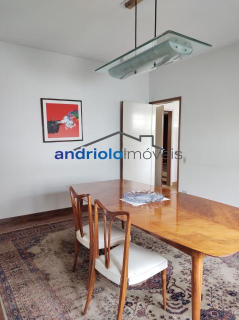 Localizada na Rua Vicente Leporace, esta ampla residência de 578m² oferece conforto e espaço ao ar livre repleto de verde. O imóvel conta com 5 dormitórios, sendo 2 suítes, além de 2 banheiros adicionais. Possui 3 salas espaçosas, uma sala de jantar e um escritório. A casa inclui uma área de serviço, armários embutidos e de cozinha, closet, despensa e uma entrada de serviço independente. Há também um dormitório de empregada e uma edícula.

No exterior, você encontrará um belo jardim e 4 vagas de garagem cobertas. O imóvel é equipado com ar condicionado e lavabo. Aceita financiamento e FGTS. Para mais informações e agendamento de visita, entre em contato conosco!