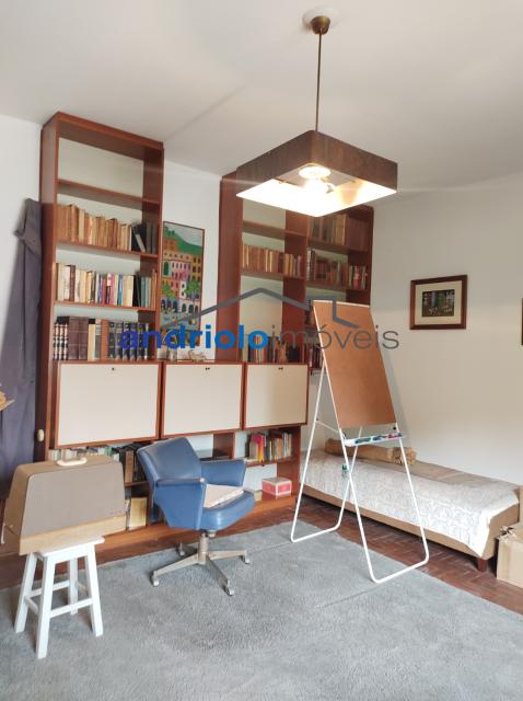 Localizada na Rua Vicente Leporace, esta ampla residência de 578m² oferece conforto e espaço ao ar livre repleto de verde. O imóvel conta com 5 dormitórios, sendo 2 suítes, além de 2 banheiros adicionais. Possui 3 salas espaçosas, uma sala de jantar e um escritório. A casa inclui uma área de serviço, armários embutidos e de cozinha, closet, despensa e uma entrada de serviço independente. Há também um dormitório de empregada e uma edícula.

No exterior, você encontrará um belo jardim e 4 vagas de garagem cobertas. O imóvel é equipado com ar condicionado e lavabo. Aceita financiamento e FGTS. Para mais informações e agendamento de visita, entre em contato conosco!