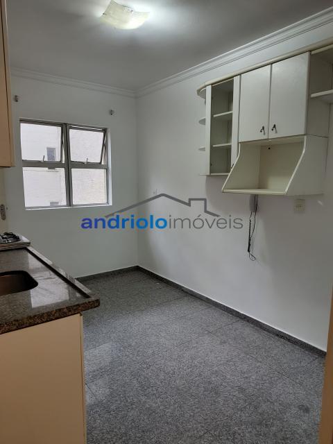 Oportunidad de viver em um apartamento de 78m² no Condomínio Praça das Samambaias. Este imóvel oferece 2 quartos e 1 vaga fixa. A sala foi ampliada para proporcionar um espaço ainda mais confortável. O apartamento possui armários na cozinha e em um dos dormitórios.

O condomínio é muito arborizado, oferecendo um ambiente tranquilo com o som de passarinhos e macaquinhos, proporcionando uma sensação de bem estar. Com apenas 4 andares, o condomínio conta com segurança e portaria 24h, além de uma rua tranquila com segurança adicional.

Área Comum do Condomínio: um salão de festas, quadra poliesportiva e playground

Localizado a apenas 500 metros da Rua Sócrates e Rua Molière, o imóvel tem fácil acesso às Avenidas Washington Luís e Marginal Pinheiros. A região oferece uma ampla oferta de comércio, facilitando o dia a dia.

Agende sua visita e descubra seu novo lar!