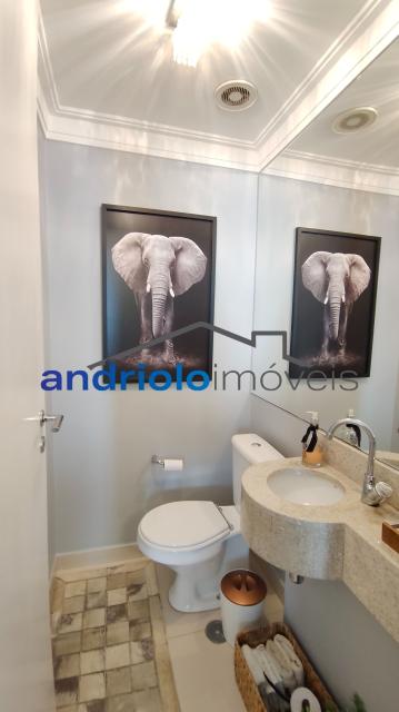 APARTAMENTO RESIDENCIAL 138m²  
Se você procura conforto e praticidade, este apartamento é a escolha ideal! Com 3 suítes, o imóvel é repleto de armários planejados, acabamentos de otima qualidade. Localizado em um condomínio clube, próximo à estação de metro Alto da Boa Vista, com fácil acesso às principais avenidas da região. Características do Imóvel: 3 suítes, area de serviço com armários planejados, Cozinha equipada com armários planejados e geladeira, Dormitórios com armários embutidos, Terraço Gourmet com churrasqueira, Depósito no subsolo, Sala de jantar e estar aconchegantes, Ar condicionado para maior conforto, Lavabo, 2 vagas de garagem cobertas Área Comum do Condomínio: Duas piscinas sendo uma aquecida, Playground para as crianças, Quadra poliesportiva, Sala de ginástica, Segurança patrimonial 24h, Salão de festas e salão de jogos, Sauna.