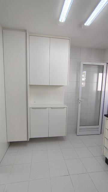 Este amplo apartamento residencial de 110m² oferece uma planta bem distribuída e ambientes aconchegantes, ideal para quem busca morar em um condomínio completo.
3 dormitórios, sendo 1 suíte
2 salas amplas (estar e jantar)
Varanda gourmet com churrasqueira a carvão
Cozinha com armários planejados
Área de serviço
Dependência de empregada com WC
Lavabo
Armários embutidos
4 banheiros no total
2 vagas de garagem cobertas + depósito no subsolo

Estrutura do condomínio:

Condomínio fechado com portaria 24h e segurança patrimonial
Piscina
Academia (sala de ginástica)
Quadra poliesportiva
Pista de cooper
Salão de festas
Salão de jogos
Sauna
Localização privilegiada:

Próximo a escolas e comercios