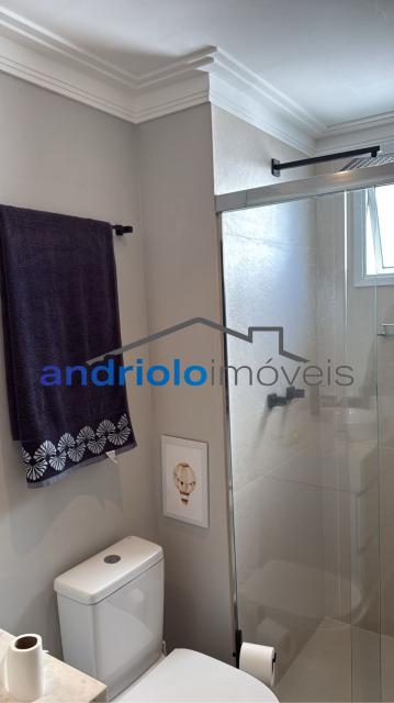 Excelente apartamento em condomínio fechado, com localização privilegiada, próximo a shopping centers, escolas e principais vias de acesso.

Destaques do imóvel:

2 dormitórios, sendo 2 suítes

3 banheiros

2 salas (estar e jantar)

Lavabo

Cozinha planejada com armários

Área de serviço

Varanda e terraço gourmet com churrasqueira

Closet e armários embutidos

Ar-condicionado

2 vagas cobertas de garagem (rotativas)

Sacada ampla e arejada

Lazer e infraestrutura do condomínio:

Piscina, sauna e salão de festas

Churrasqueira e espaço gourmet

Quadra poliesportiva, sala de ginástica e salão de jogos

Portaria 24h e segurança patrimonial

Elevador, gerador, interfone

Ambiente familiar e seguro

Condomínio com 23 andares e apenas 4 apartamentos por andar, garantindo privacidade e conforto.

Agende sua visita e venha conhecer seu novo lar!