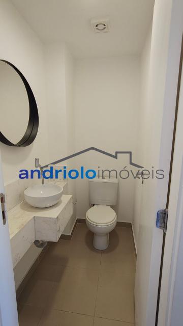  Apartamento residencial com 121m², localizado na Rua Carreiro de Pedra, nº 111, em condomínio completo e com excelente infraestrutura. O imóvel conta com 3 dormitórios, sendo 1 suíte, 3 banheiros, lavabo, 2 salas amplas, cozinha com armários, área de serviço. Possui armários embutidos, closet e um agradável terraço gourmet com churrasqueira.Ar condicionado na suite e sala.

O condomínio oferece lazer e segurança, com portaria, segurança patrimonial, piscina, academia, salão de festas, salão de jogos, sauna, playground e quadra poliesportiva. Conta ainda com gerador e 2 vagas de garagem cobertas rotativas.

Localização privilegiada, próxima a comércios, escolas, transporte público e principais vias de acesso, proporcionando praticidade e qualidade de vida.