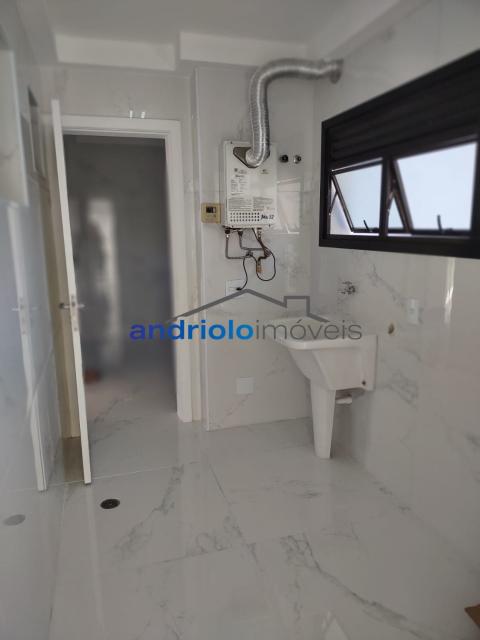 Esta cobertura duplex é a escolha ideal para quem busca um lar espaçoso, iluminado e arejado. Totalmente reformada e com uma vista deslumbrante, oferece conforto e praticidade em uma localização privilegiada. Características do Imóvel: Cobertura duplex, bem iluminada e arejada, 4 dormitórios, sendo 2 suítes, Varanda fechada com vidro para aproveitar todos os momentos, Piscina privativa para lazer e relaxamento, Área de serviço, Depósito para maior praticidade
Área Comum do Condomínio: Salão de festas, Churrasqueira, Jardim bem cuidado, Piscina, Sala de ginástica equipada
Localizado em rua segura, sem saída e com cancela, Próxima aos Shoppings Jardim Sul e Morumbi Town, Perto da Escola Porto Seguro e Parque Burle Marx, Fácil acesso às avenidas Giovanni Gronchi e pontes Laguna e Itapaiúna, Esta cobertura oferece o melhor em termos de conforto, segurança e localização. Agende sua visita e veja de perto o seu futuro lar!