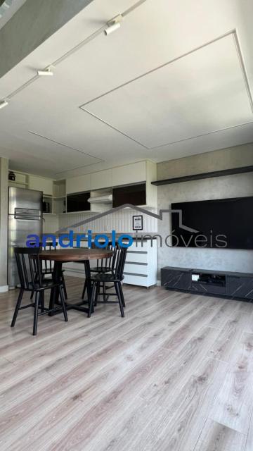 APARTAMENTO duplex de 50m², Perto de Shopping Center, Perto de escolas, Perto de transporte público, Perto de vias de acesso, Portaria 24h, apartamento mobiliado com sacada integrada a cozinha, armário de cozinha, armário embutido, 1 dormitório, 1 banheiro, sala, 1 vaga de garagem, ar condicionado, porta com senha eletrônica + fechadura tetra, geladeira com freezer, micro-ondas, forninho elétrico, cooktop 2 bocas, Filtro, tv de 65 polegadas novinha, Mesa em madeira com 4 cadeiras em madeira maciça, sofá cama novo sem uso, cortinas black out, tv de 42 polegadas no quarto, cama e colchão novos, ducha Deca, box em vidro. Area do condomínio: piscina, academia com aparelhos Life fitness, lavanderia coletiva, sauna, solariim e sala de yoga. Há serviço de arrumação todos os dias: louça lavada/ cama feita/ feita lixo/ varre o apto.( já está incluso no condomínio).