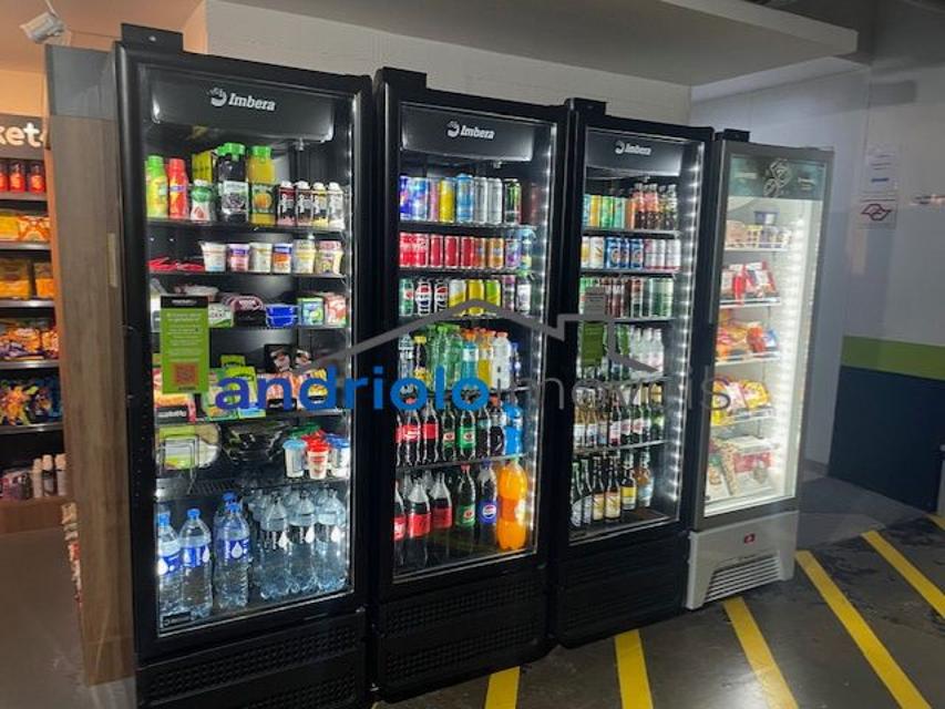 Apartamento sofisticado e mobiliado com requinte em condomínio fechado, ideal para quem busca conforto, praticidade e excelente localização. Com ambientes amplos, modernos e muito bem distribuídos, o imóvel oferece varanda gourmet , churrasqueira a carvão, terraço gourmet e ar-condicionado na varanda, sala e suite.
São 3 dormitórios, todos suítes, além de closet, escritório, lavabo, ampla sala de jantar e estar aconchegantes para receber familiares e amigos com muito estilo. A cozinha conta com armários planejados, área de serviço funcional.
O apartamento possui 2 vagas cobertas, depósito no subsolo e está localizado em andar alto.
O condomínio oferece infraestrutura completa com portaria 24 horas, piscina, sauna, salão de festas, salão de jogos, quadra poliesportiva, enfim lazer completo.
Localização privilegiada, próximo a shopping centers, escolas, transporte público e importantes vias de acesso.
