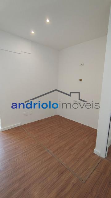 Apartamento residencial de alto padrão com 154m², localizado na Rua Carreiro de Pedra, nº 111. O imóvel conta com 3 suítes, 5 banheiros, 2 salas amplas, lavabo, cozinha planejada, área de serviço, escritório amplo e dependência com WC de empregada. Possui armários embutidos, closet, varanda e um agradável terraço gourmet com churrasqueira, ideal para receber.

O condomínio é completo e oferece infraestrutura de lazer e segurança, com portaria 24h, segurança patrimonial, piscina, academia, salão de festas, salão de jogos, sauna, playground e quadra poliesportiva. Conta ainda com elevador, gerador, interfone e garagem com 2 vagas cobertas.

Localização privilegiada, próxima a shoppings, escolas, transporte público e principais vias de acesso, facilitando o dia a dia. Região valorizada e com ampla oferta de comércios e serviços. 