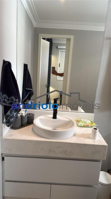 Excelente apartamento em condomínio fechado, com localização privilegiada, próximo a shopping centers, escolas e principais vias de acesso.

Destaques do imóvel:

2 dormitórios, sendo 2 suítes

3 banheiros

2 salas (estar e jantar)

Lavabo

Cozinha planejada com armários

Área de serviço

Varanda e terraço gourmet com churrasqueira

Closet e armários embutidos

Ar-condicionado

2 vagas cobertas de garagem (rotativas)

Sacada ampla e arejada

Lazer e infraestrutura do condomínio:

Piscina, sauna e salão de festas

Churrasqueira e espaço gourmet

Quadra poliesportiva, sala de ginástica e salão de jogos

Portaria 24h e segurança patrimonial

Elevador, gerador, interfone

Ambiente familiar e seguro

Condomínio com 23 andares e apenas 4 apartamentos por andar, garantindo privacidade e conforto.

Agende sua visita e venha conhecer seu novo lar!